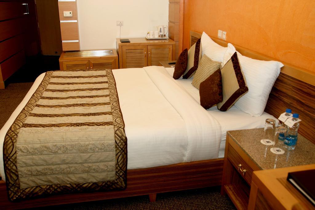 Hotel Saffron Kiran Noida Exterior photo