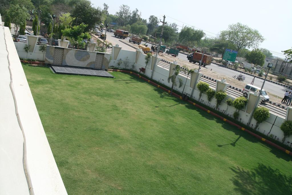 Hotel Saffron Kiran Noida Exterior photo