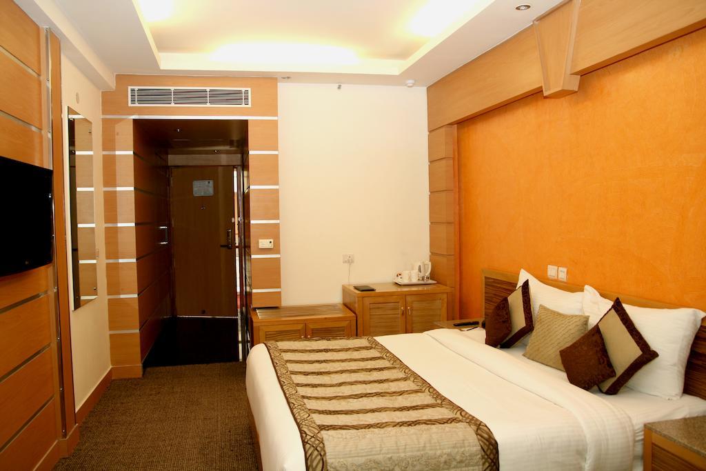 Hotel Saffron Kiran Noida Exterior photo
